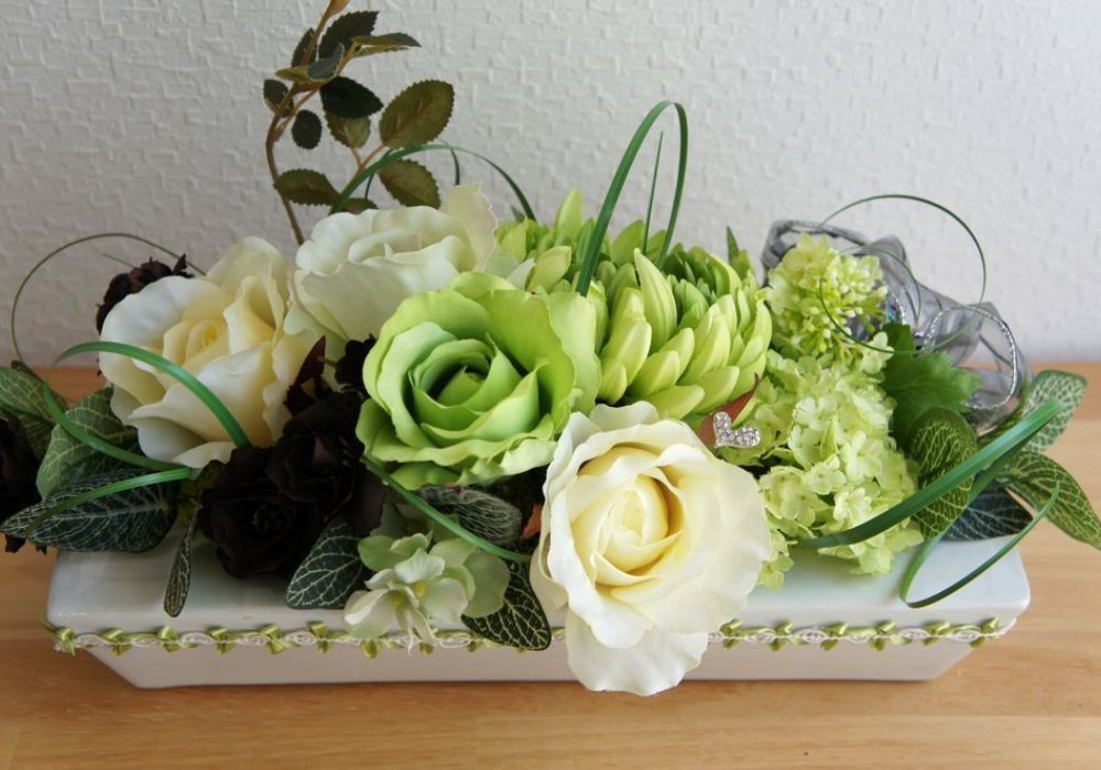 テーブル花・小　高級造花専門店アンクラフトは１級フラワー装飾技能士がアーティフィシャルフラワー（造花）を使用し、ご希望のアレンジメント、髪飾り、ブーケをオーダーメイドで制作致します。結婚記念日やお見舞いの花、花言葉に合わせたお花の贈り物や開店花、待合室用、応接用花、個性的な髪飾りや派手な花、大人可愛い、おしゃれなバラなどどんなオーダーでもお気軽にお問い合わせください。大阪、兵庫県、関西からアクセスが簡単。