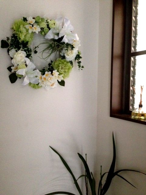 アンクラフトの花教室は超初心者様向けの1DAYレッスン。アーティフィシャルフラワーやお花を触った事の無い方・未経験の方専門なので大丈夫です。好きなお花を選んでアレンジメント、ブーケ、リース、壁掛け、花束など好きな作品を作りましょう。お祝いやご自宅用、記念日にも喜ばれます。国家資格を持つプロがマンツーマンで指導。２時間完結の造花のレッスンです。大阪、兵庫県、関西からでもアクセスOK。