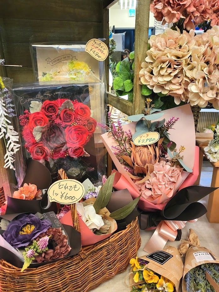 ギフト　高級造花専門店アンクラフトは１級フラワー装飾技能士がアーティフィシャルフラワー（造花販売店）を使用し、ご希望のアレンジメント、髪飾り、ブーケをオーダーメイドで制作致します。結婚記念日やお見舞いの花、花言葉に合わせたお花の贈り物や開店花、待合室用、応接用花、個性的な髪飾りや派手な花、大人可愛い、おしゃれなバラなどどんなオーダーでもお気軽にお問い合わせください。阪神電車、鳴尾・武庫川女子大駅、大阪、兵庫県、関西からアクセスが簡単。