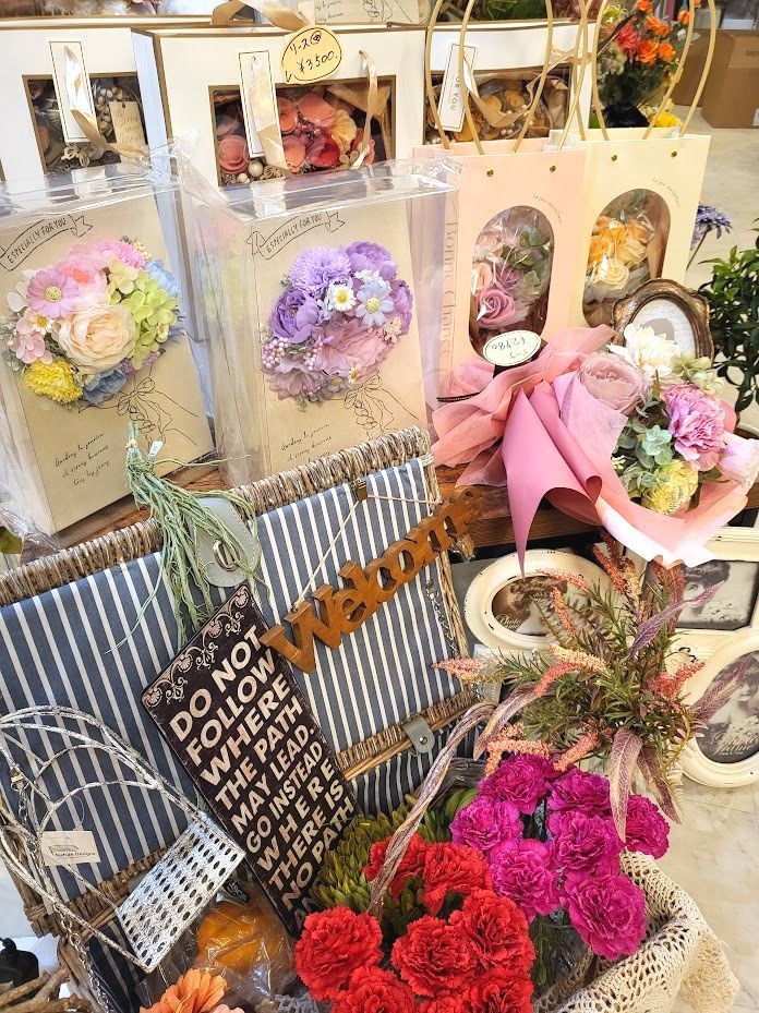 ギフト　高級造花専門店アンクラフトは１級フラワー装飾技能士がアーティフィシャルフラワー（造花販売店）を使用し、ご希望のアレンジメント、髪飾り、ブーケをオーダーメイドで制作致します。結婚記念日やお見舞いの花、花言葉に合わせたお花の贈り物や開店花、待合室用、応接用花、個性的な髪飾りや派手な花、大人可愛い、おしゃれなバラなどどんなオーダーでもお気軽にお問い合わせください。阪神電車、鳴尾・武庫川女子大駅、大阪、兵庫県、関西からアクセスが簡単。