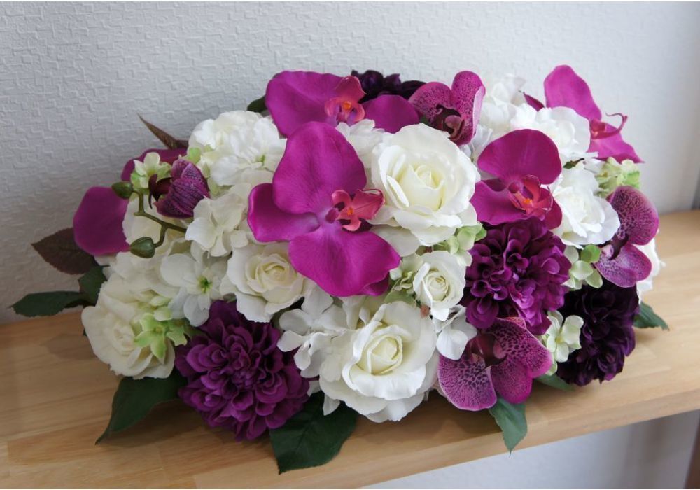 テーブル花　高級造花専門店アンクラフトは１級フラワー装飾技能士がアーティフィシャルフラワー（造花）を使用し、ご希望のアレンジメント、髪飾り、ブーケをオーダーメイドで制作致します。結婚記念日やお見舞いの花、花言葉に合わせたお花の贈り物や開店花、待合室用、応接用花、個性的な髪飾りや派手な花、大人可愛い、おしゃれなバラなどどんなオーダーでもお気軽にお問い合わせください。大阪、兵庫県、関西からアクセスが簡単。