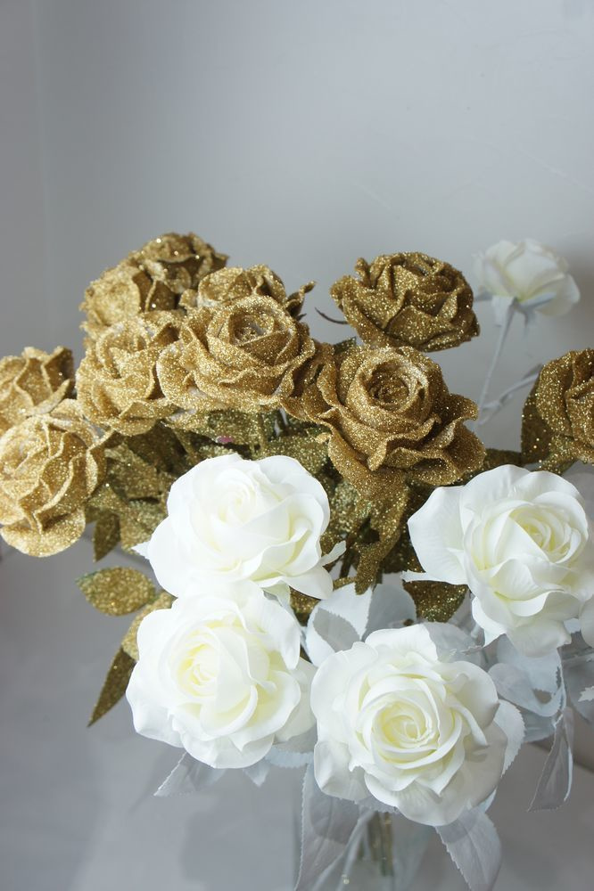 白とゴールドの花束　高級造花専門店アンクラフトは１級フラワー装飾技能士がアーティフィシャルフラワー（造花）を使用し、ご希望のアレンジメント、髪飾り、ブーケをオーダーメイドで制作致します。結婚記念日やお見舞いの花、花言葉に合わせたお花の贈り物や開店花、待合室用、応接用花、個性的な髪飾りや派手な花、大人可愛い、おしゃれなバラなどどんなオーダーでもお気軽にお問い合わせください。大阪、兵庫県、関西からアクセスが簡単。