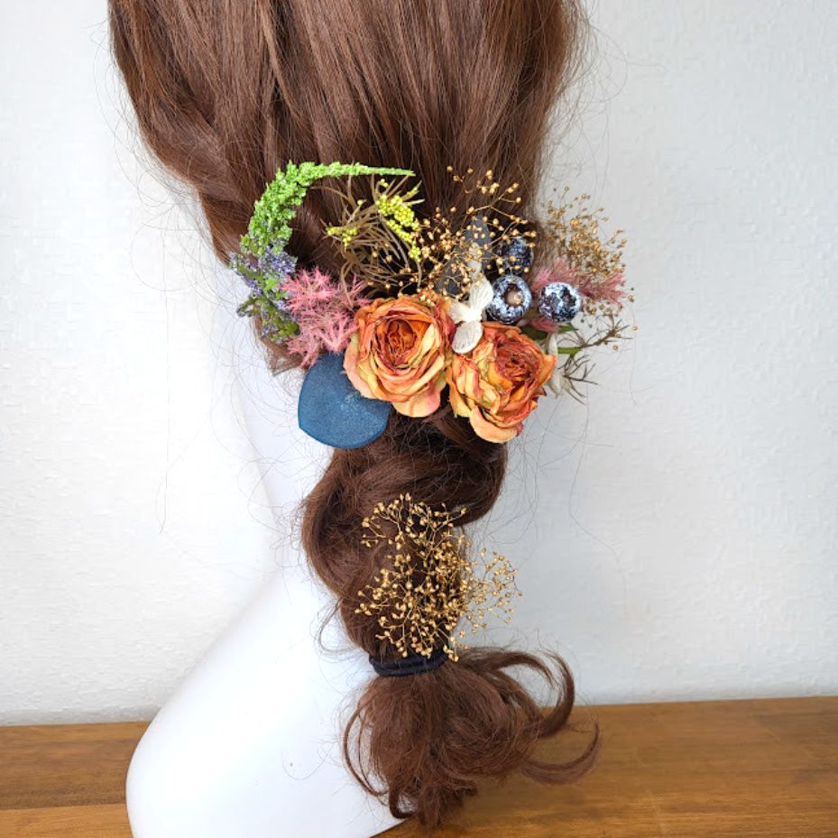 高級造花専門店アンクラフトはオーダーメイドの髪飾りを制作しております。お洒落で華やかで派手な成人式髪飾り・結婚式髪飾り・披露宴・パーティ用・七五三御祝い等、個性的な髪飾りも花材指定で制作可能です。店内には組み合わせ自由な髪飾りを多数ご用意しております。西宮市・大阪市・神戸・兵庫県・関西からもアクセスがしやすく、大阪から約20分。武庫川女子大学からも近く、地下1階の隠れ家的 造花販売店です。