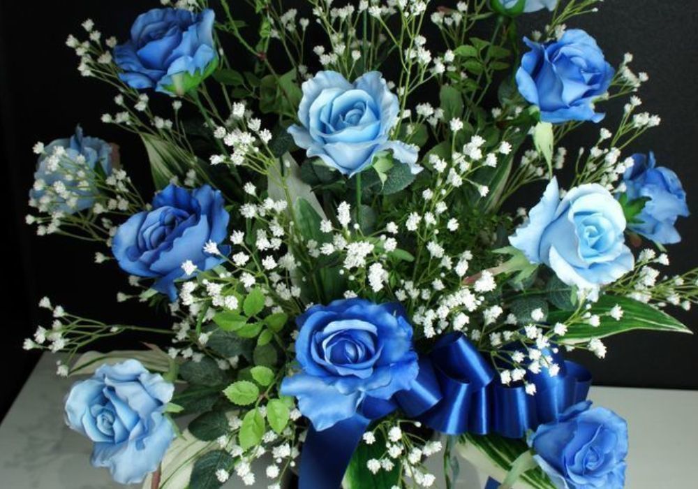 青いバラのアレンジ　高級造花専門店アンクラフトは１級フラワー装飾技能士がアーティフィシャルフラワー（造花）を使用し、ご希望のアレンジメント、髪飾り、ブーケをオーダーメイドで制作致します。結婚記念日やお見舞いの花、花言葉に合わせたお花の贈り物や開店花、待合室用、応接用花、個性的な髪飾りや派手な花、大人可愛い、おしゃれなバラなどどんなオーダーでもお気軽にお問い合わせください。大阪、兵庫県、関西からアクセスが簡単。