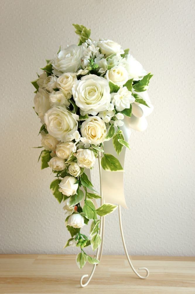 バラのキャスケードブーケ