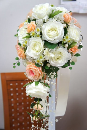 バラのキャスケードブーケ　マトリカリア　造花