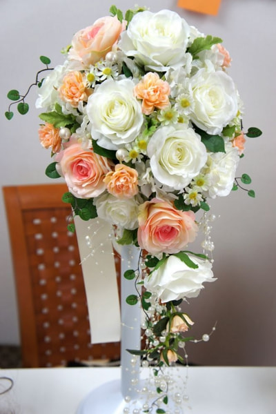 バラのキャスケードブーケ　マトリカリア　造花