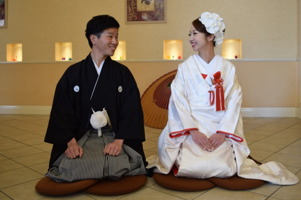 すごく素敵なカップルの写真　胡蝶蘭の髪飾り