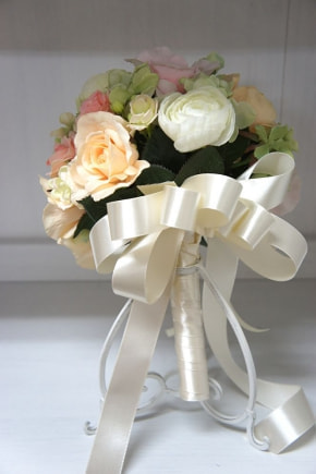 ラウンドブーケ　オーダーメイド承ります。　ラウンドブーケ（ブートニア付）11000円（税別）　