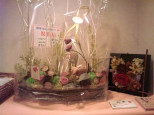 お客様から写真を送っていただきました。右側のお花も以前オーダーメイドで承りました(*^_^*)