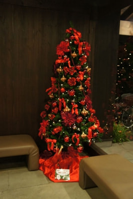 大輪のダリアやアマリリス・バラの花だけでなく、ふんだんに飾りをあしらった豪華なクリスマスツリーです！　オーダーメイド