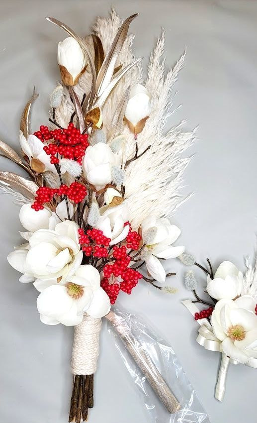 マグノリアとパンパスのブーケ　高級造花専門店アンクラフトは１級フラワー装飾技能士がアーティフィシャルフラワー（造花）で結婚式、ウェディングブーケ、髪飾り、ウェルカムボードなど無料相談開催。安くて低価格のブーケを10,000円からオーダーできます。ブーケのレッスン、只今レッスン料無料。おしゃれなブーケを制作致します。阪神電車、鳴尾・武庫川女子大駅。大阪、兵庫県、関西、西宮の隠れ家地下１階店舗あります。