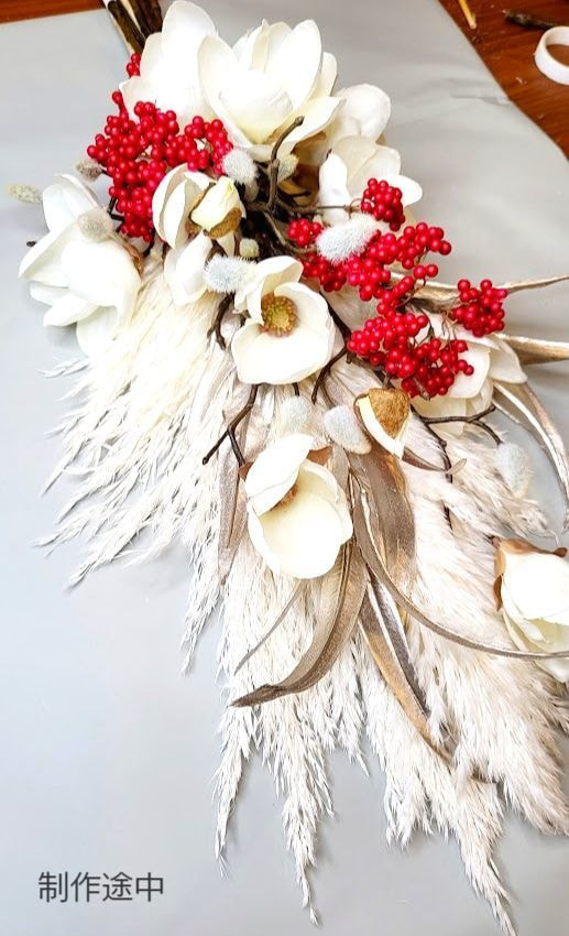 マグノリアとパンパスのブーケ　高級造花専門店アンクラフトは１級フラワー装飾技能士がアーティフィシャルフラワー（造花）で結婚式、ウェディングブーケ、髪飾り、ウェルカムボードなど無料相談開催。安くて低価格のブーケを10,000円からオーダーできます。ブーケのレッスン、只今レッスン料無料。おしゃれなブーケを制作致します。阪神電車、鳴尾・武庫川女子大駅。大阪、兵庫県、関西、西宮の隠れ家地下１階店舗あります。