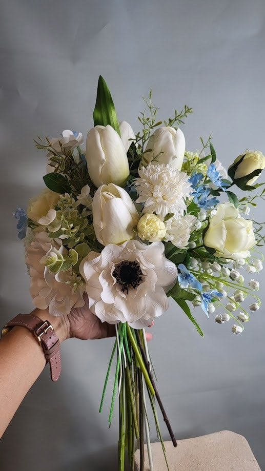 高級造花専門店アンクラフトは１級フラワー装飾技能士がアーティフィシャルフラワー（造花）で結婚式、ウェディングブーケ、髪飾り、ウェルカムボードなど無料相談開催。安くて低価格のブーケを10,000円からオーダーできます。ブーケのレッスン、只今レッスン料無料。おしゃれなブーケを制作致します。阪神電車、鳴尾・武庫川女子大駅。大阪、兵庫県、関西、西宮の隠れ家地下１階店舗あります。チューリップのブーケ