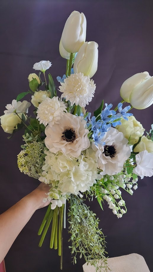 高級造花専門店アンクラフトは１級フラワー装飾技能士がアーティフィシャルフラワー（造花）で結婚式、ウェディングブーケ、髪飾り、ウェルカムボードなど無料相談開催。安くて低価格のブーケを10,000円からオーダーできます。ブーケのレッスン、只今レッスン料無料。おしゃれなブーケを制作致します。阪神電車、鳴尾・武庫川女子大駅。大阪、兵庫県、関西、西宮の隠れ家地下１階店舗あります。チューリップのブーケ