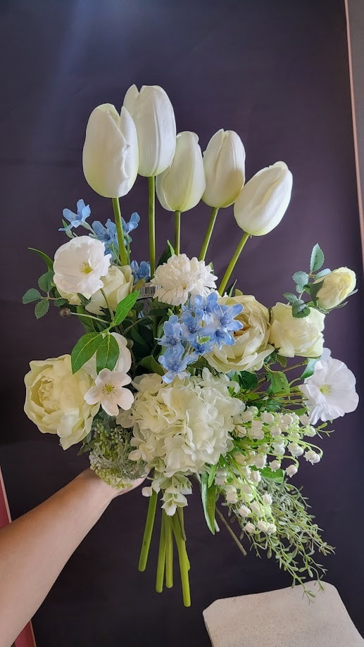 高級造花専門店アンクラフトは１級フラワー装飾技能士がアーティフィシャルフラワー（造花）で結婚式、ウェディングブーケ、髪飾り、ウェルカムボードなど無料相談開催。安くて低価格のブーケを10,000円からオーダーできます。ブーケのレッスン、只今レッスン料無料。おしゃれなブーケを制作致します。阪神電車、鳴尾・武庫川女子大駅。大阪、兵庫県、関西、西宮の隠れ家地下１階店舗あります。チューリップのブーケ