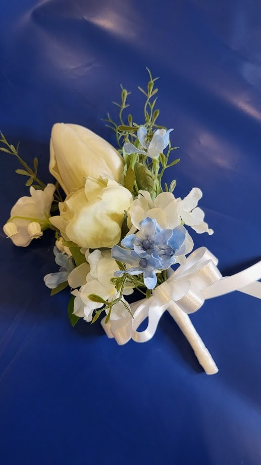 高級造花専門店アンクラフトは１級フラワー装飾技能士がアーティフィシャルフラワー（造花）で結婚式、ウェディングブーケ、髪飾り、ウェルカムボードなど無料相談開催。安くて低価格のブーケを10,000円からオーダーできます。ブーケのレッスン、只今レッスン料無料。おしゃれなブーケを制作致します。阪神電車、鳴尾・武庫川女子大駅。大阪、兵庫県、関西、西宮の隠れ家地下１階店舗あります。チューリップのブートニア