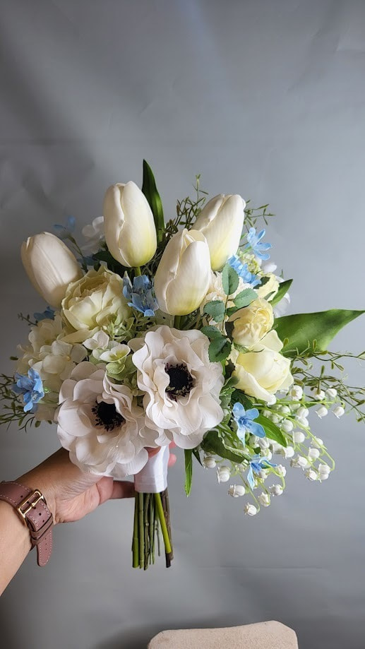 高級造花専門店アンクラフトは１級フラワー装飾技能士がアーティフィシャルフラワー（造花）で結婚式、ウェディングブーケ、髪飾り、ウェルカムボードなど無料相談開催。安くて低価格のブーケを10,000円からオーダーできます。ブーケのレッスン、只今レッスン料無料。おしゃれなブーケを制作致します。阪神電車、鳴尾・武庫川女子大駅。大阪、兵庫県、関西、西宮の隠れ家地下１階店舗あります。チューリップのブーケ