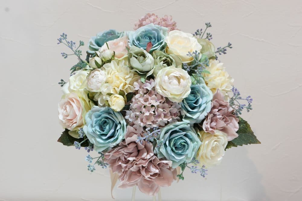 高級造花専門店アンクラフトはオーダーメイドでウェディングブーケの制作をしております。お花の事がわからなくても大丈夫。イメージ画像を送っていただければ花嫁様のイメージしているブーケを形にします。相談は無料。国家資格を持つ専門のスタッフが対応いたしますので安心してご相談ください。兵庫県・大阪・関西からのお問合せが沢山。