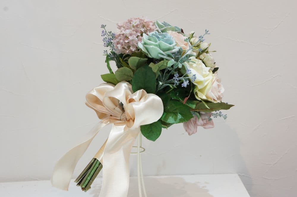 高級造花専門店アンクラフトはオーダーメイドでウェディングブーケの制作をしております。お花の事がわからなくても大丈夫。イメージ画像を送っていただければ花嫁様のイメージしているブーケを形にします。相談は無料。国家資格を持つ専門のスタッフが対応いたしますので安心してご相談ください。兵庫県・大阪・関西からのお問合せが沢山。