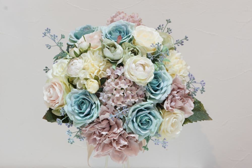 高級造花専門店アンクラフトはオーダーメイドでウェディングブーケの制作をしております。お花の事がわからなくても大丈夫。イメージ画像を送っていただければ花嫁様のイメージしているブーケを形にします。相談は無料。国家資格を持つ専門のスタッフが対応いたしますので安心してご相談ください。兵庫県・大阪・関西からのお問合せが沢山。