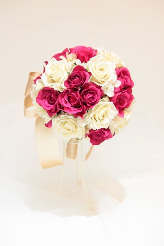 高級造花専門店アンクラフトはオーダーメイドでウェディングブーケの制作をしております。お花の事がわからなくても大丈夫。イメージ画像を送っていただければ花嫁様のイメージしているブーケを形にします。相談は無料。国家資格を持つ専門のスタッフが対応いたしますので安心してご相談ください。兵庫県・大阪・関西からのお問合せが沢山。