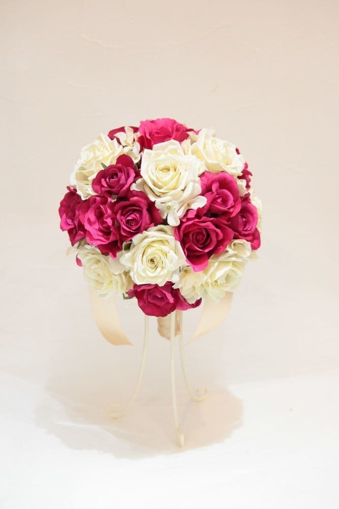 高級造花専門店アンクラフトはオーダーメイドでウェディングブーケの制作をしております。お花の事がわからなくても大丈夫。イメージ画像を送っていただければ花嫁様のイメージしているブーケを形にします。相談は無料。国家資格を持つ専門のスタッフが対応いたしますので安心してご相談ください。兵庫県・大阪・関西からのお問合せが沢山。