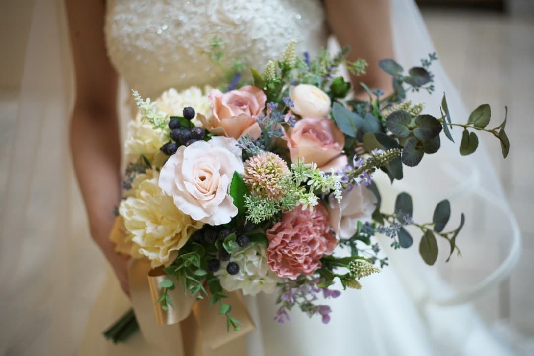 高級造花専門店アンクラフトはオーダーメイドでウェディングブーケの制作をしております。お花の事がわからなくても大丈夫。イメージ画像を送っていただければ花嫁様のイメージしているブーケを形にします。相談は無料。国家資格を持つ専門のスタッフが対応いたしますので安心してご相談ください。兵庫県・大阪・関西からのお問合せが沢山。