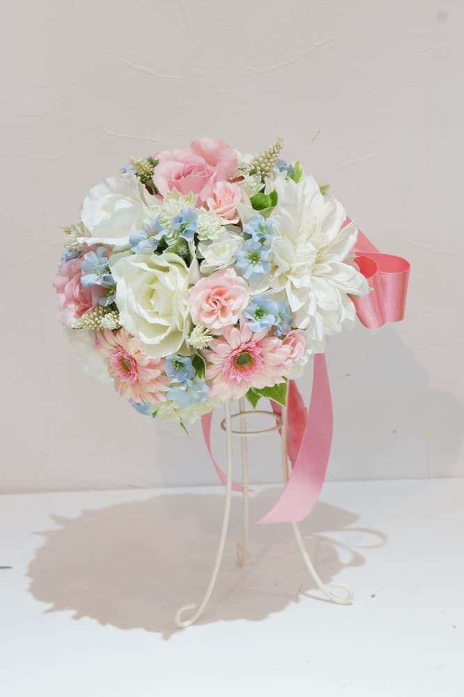 高級造花専門店アンクラフトはオーダーメイドでウェディングブーケの制作をしております。お花の事がわからなくても大丈夫。イメージ画像を送っていただければ花嫁様のイメージしているブーケを形にします。相談は無料。国家資格を持つ専門のスタッフが対応いたしますので安心してご相談ください。兵庫県・大阪・関西からのお問合せが沢山。
