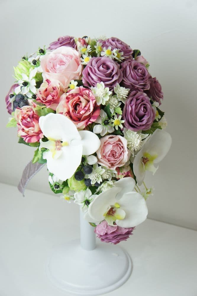 高級造花専門店アンクラフトはオーダーメイドでウェディングブーケの制作をしております。お花の事がわからなくても大丈夫。イメージ画像を送っていただければ花嫁様のイメージしているブーケを形にします。相談は無料。国家資格を持つ専門のスタッフが対応いたしますので安心してご相談ください。兵庫県・大阪・関西からのお問合せが沢山。