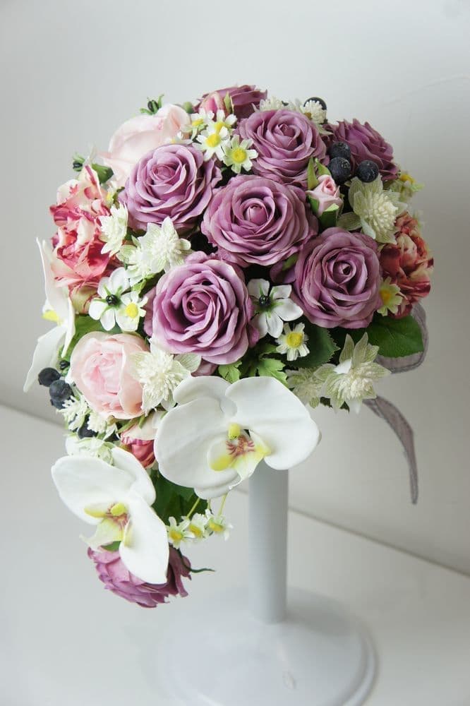 高級造花専門店アンクラフトはオーダーメイドでウェディングブーケの制作をしております。お花の事がわからなくても大丈夫。イメージ画像を送っていただければ花嫁様のイメージしているブーケを形にします。相談は無料。国家資格を持つ専門のスタッフが対応いたしますので安心してご相談ください。兵庫県・大阪・関西からのお問合せが沢山。