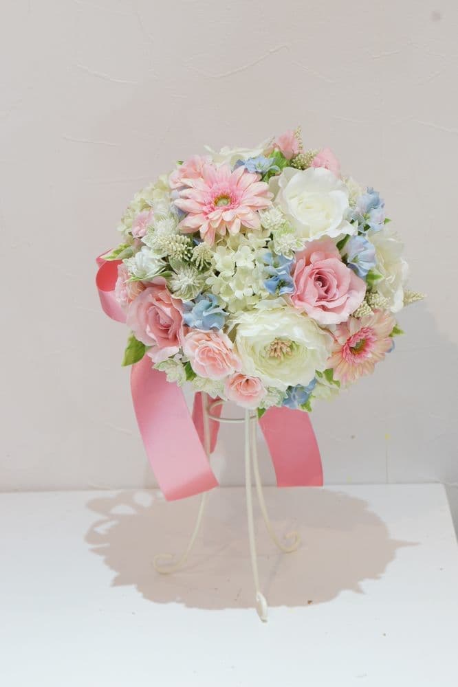 高級造花専門店アンクラフトはオーダーメイドでウェディングブーケの制作をしております。お花の事がわからなくても大丈夫。イメージ画像を送っていただければ花嫁様のイメージしているブーケを形にします。相談は無料。国家資格を持つ専門のスタッフが対応いたしますので安心してご相談ください。兵庫県・大阪・関西からのお問合せが沢山。