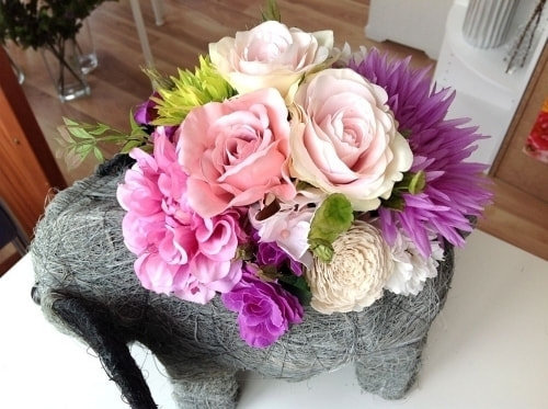 象のアレンジ　高級造花専門店アンクラフトは１級フラワー装飾技能士がアーティフィシャルフラワー（造花）を使用し、ご希望のアレンジメント、髪飾り、ブーケをオーダーメイドで制作致します。結婚記念日やお見舞いの花、花言葉に合わせたお花の贈り物や開店花、待合室用、応接用花、個性的な髪飾りや派手な花、大人可愛い、おしゃれなバラなどどんなオーダーでもお気軽にお問い合わせください。大阪、兵庫県、関西からアクセスが簡単。