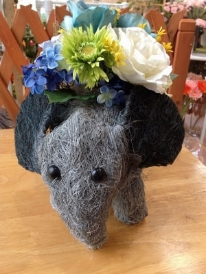 象のアレンジ　高級造花専門店アンクラフトは１級フラワー装飾技能士がアーティフィシャルフラワー（造花）を使用し、ご希望のアレンジメント、髪飾り、ブーケをオーダーメイドで制作致します。結婚記念日やお見舞いの花、花言葉に合わせたお花の贈り物や開店花、待合室用、応接用花、個性的な髪飾りや派手な花、大人可愛い、おしゃれなバラなどどんなオーダーでもお気軽にお問い合わせください。大阪、兵庫県、関西からアクセスが簡単。