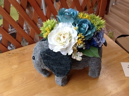 象さんのアレンジ　高級造花専門店アンクラフトは１級フラワー装飾技能士がアーティフィシャルフラワー（造花）を使用し、ご希望のアレンジメント、髪飾り、ブーケをオーダーメイドで制作致します。結婚記念日やお見舞いの花、花言葉に合わせたお花の贈り物や開店花、待合室用、応接用花、個性的な髪飾りや派手な花、大人可愛い、おしゃれなバラなどどんなオーダーでもお気軽にお問い合わせください。大阪、兵庫県、関西からアクセスが簡単。