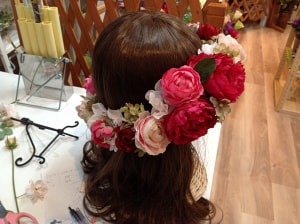 花冠　可愛い　個性的　高級造花専門店アンクラフトはアーティフィシャルフラワー（高級造花）専門店です。生花のような繊細なお花なのに枯れずにお手入れ不要なところが人気になっています。オーダーメイドの髪飾りを承っております。成人式用・結婚式用・披露宴・パーティ用・七五三御祝い等ご用意しております。　国家資格1級　大阪　関西　兵庫県