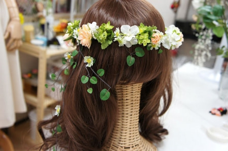花冠　可愛い　個性的　高級造花専門店アンクラフトはアーティフィシャルフラワー（高級造花）専門店です。生花のような繊細なお花なのに枯れずにお手入れ不要なところが人気になっています。オーダーメイドの髪飾りを承っております。成人式用・結婚式用・披露宴・パーティ用・七五三御祝い等ご用意しております。　国家資格1級　大阪　関西　兵庫県