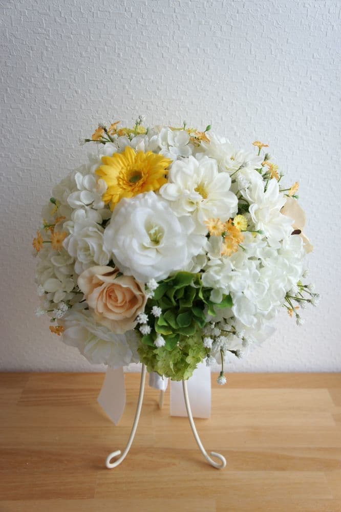 ウェディングブーケ　手作り　アンクラフトの花教室は超初心者様向けの1DAYレッスン。アーティフィシャルフラワーやお花を触った事の無い方・未経験の方専門なので大丈夫です。好きなお花を選んでアレンジメント、ブーケ、リース、壁掛け、花束など好きな作品を作りましょう。お祝いやご自宅用、記念日にも喜ばれます。国家資格を持つプロがマンツーマンで指導。２時間完結の造花のレッスンです。大阪、兵庫県、関西からでもアクセスOK。