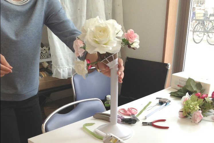 アンクラフトの花教室は超初心者様向けの1DAYレッスン。アーティフィシャルフラワーやお花を触った事の無い方・未経験の方専門なので大丈夫です。好きなお花を選んでアレンジメント、ブーケ、リース、壁掛け、花束など好きな作品を作りましょう。お祝いやご自宅用、記念日にも喜ばれます。国家資格を持つプロがマンツーマンで指導。２時間完結の造花のレッスンです。大阪、兵庫県、関西からでもアクセスOK。