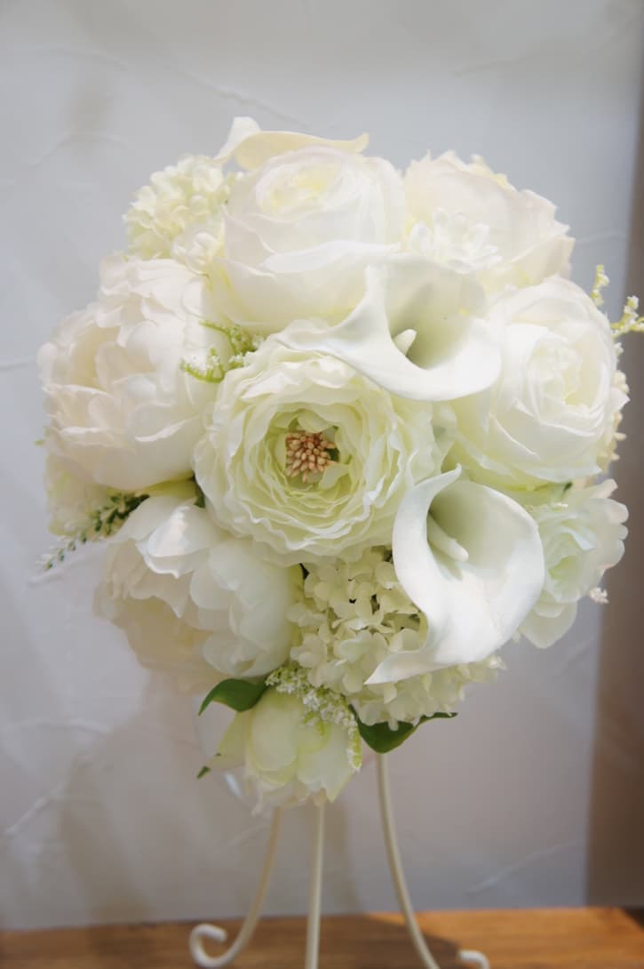 アンクラフトの花教室は超初心者様向けの1DAYレッスン。アーティフィシャルフラワーやお花を触った事の無い方・未経験の方専門なので大丈夫です。好きなお花を選んでアレンジメント、ブーケ、リース、壁掛け、花束など好きな作品を作りましょう。お祝いやご自宅用、記念日にも喜ばれます。国家資格を持つプロがマンツーマンで指導。２時間完結の造花のレッスンです。大阪、兵庫県、関西からでもアクセスOK。