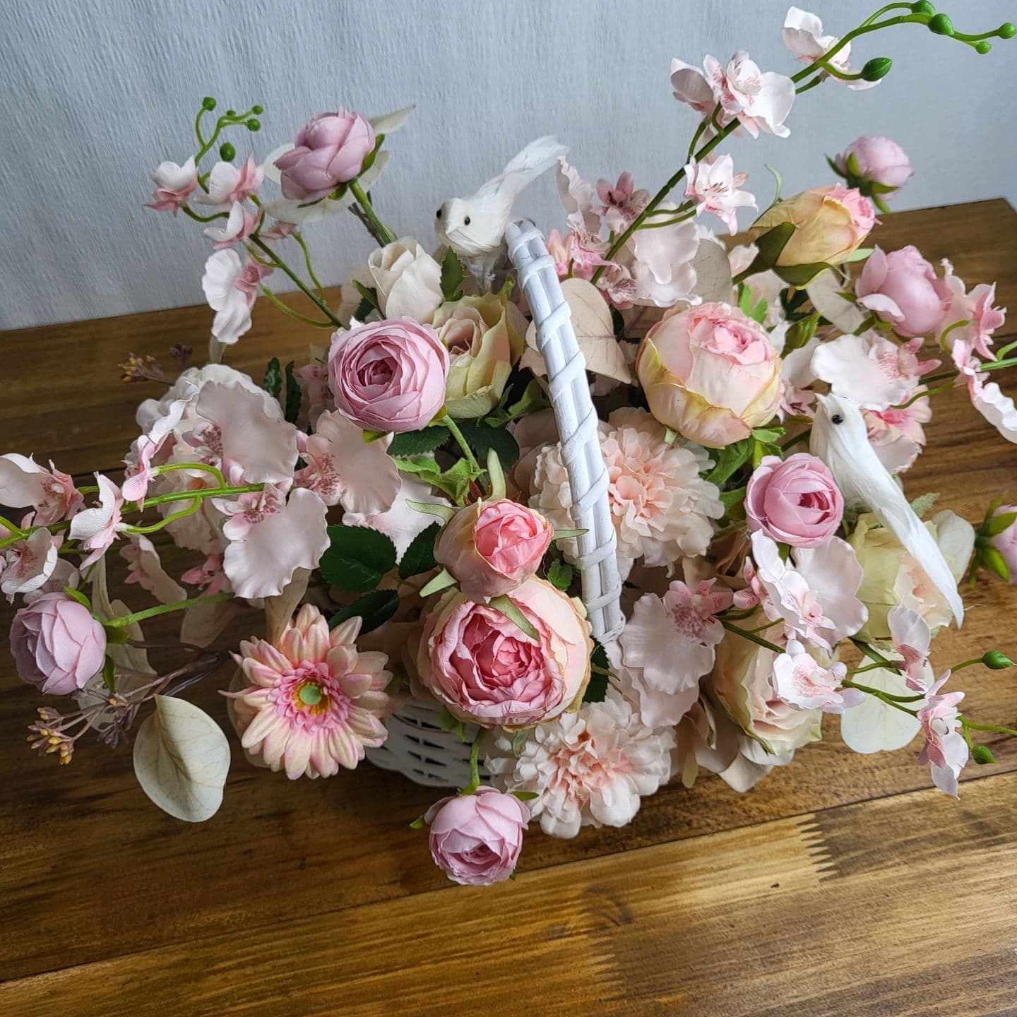 高級造花専門店アンクラフトは１級フラワー装飾技能士がアーティフィシャルフラワー（造花）を使用し、ご希望のアレンジメント、髪飾り、ブーケをオーダーメイドで制作致します。結婚記念日やお見舞いの花、花言葉に合わせたお花の贈り物や開店花、待合室用、応接用花、個性的な髪飾りや派手な花、大人可愛い、おしゃれなバラなどどんなオーダーでもお気軽にお問い合わせください。大阪、兵庫県、関西からアクセスが簡単。