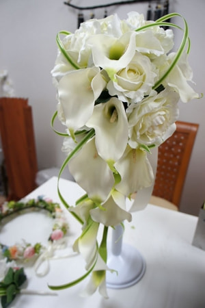 ブーケのオーダーメイド承ります　カラー　バラ　キャスケードブーケ　ミスカンサス