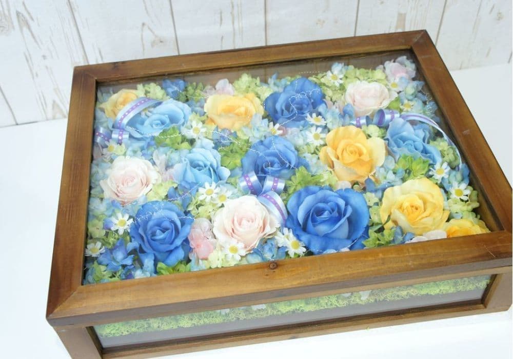 バラのBOXアレンジ　アニメキャラクターグッズ　高級造花専門店アンクラフトは１級フラワー装飾技能士がアーティフィシャルフラワー（造花）を使用し、ご希望のアレンジメント、髪飾り、ブーケをオーダーメイドで制作致します。結婚記念日やお見舞いの花、花言葉に合わせたお花の贈り物や開店花、待合室用、応接用花、個性的な髪飾りや派手な花、大人可愛い、おしゃれなバラなどどんなオーダーでもお気軽にお問い合わせください。大阪、兵庫県、関西からアクセスが簡単。