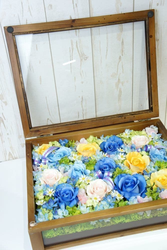 バラのBOXアレンジ　アニメキャラクターグッズ　高級造花専門店アンクラフトは１級フラワー装飾技能士がアーティフィシャルフラワー（造花）を使用し、ご希望のアレンジメント、髪飾り、ブーケをオーダーメイドで制作致します。結婚記念日やお見舞いの花、花言葉に合わせたお花の贈り物や開店花、待合室用、応接用花、個性的な髪飾りや派手な花、大人可愛い、おしゃれなバラなどどんなオーダーでもお気軽にお問い合わせください。大阪、兵庫県、関西からアクセスが簡単。