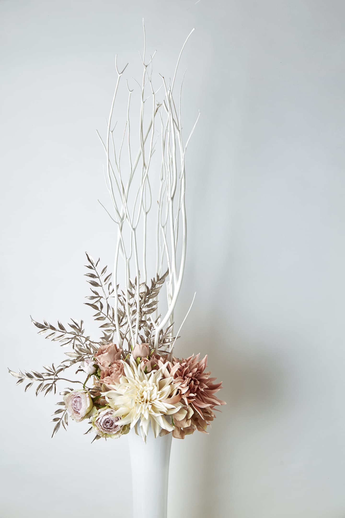 ダリアのアレンジメント　高級造花専門店アンクラフトは１級フラワー装飾技能士がアーティフィシャルフラワー（造花）を使用し、ご希望のアレンジメント、髪飾り、ブーケをオーダーメイドで制作致します。結婚記念日やお見舞いの花、花言葉に合わせたお花の贈り物や開店花、待合室用、応接用花、個性的な髪飾りや派手な花、大人可愛い、おしゃれなバラなどどんなオーダーでもお気軽にお問い合わせください。大阪、兵庫県、関西からアクセスが簡単。