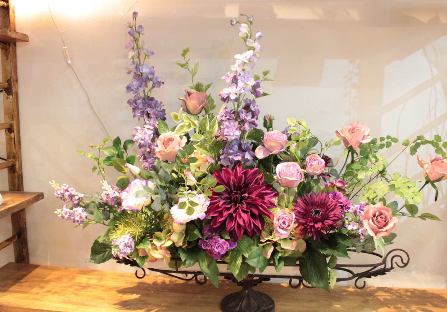 アイアンアレンジ　高級造花専門店アンクラフトは１級フラワー装飾技能士がアーティフィシャルフラワー（造花）を使用し、ご希望のアレンジメント、髪飾り、ブーケをオーダーメイドで制作致します。結婚記念日やお見舞いの花、花言葉に合わせたお花の贈り物や開店花、待合室用、応接用花、個性的な髪飾りや派手な花、大人可愛い、おしゃれなバラなどどんなオーダーでもお気軽にお問い合わせください。大阪、兵庫県、関西からアクセスが簡単。