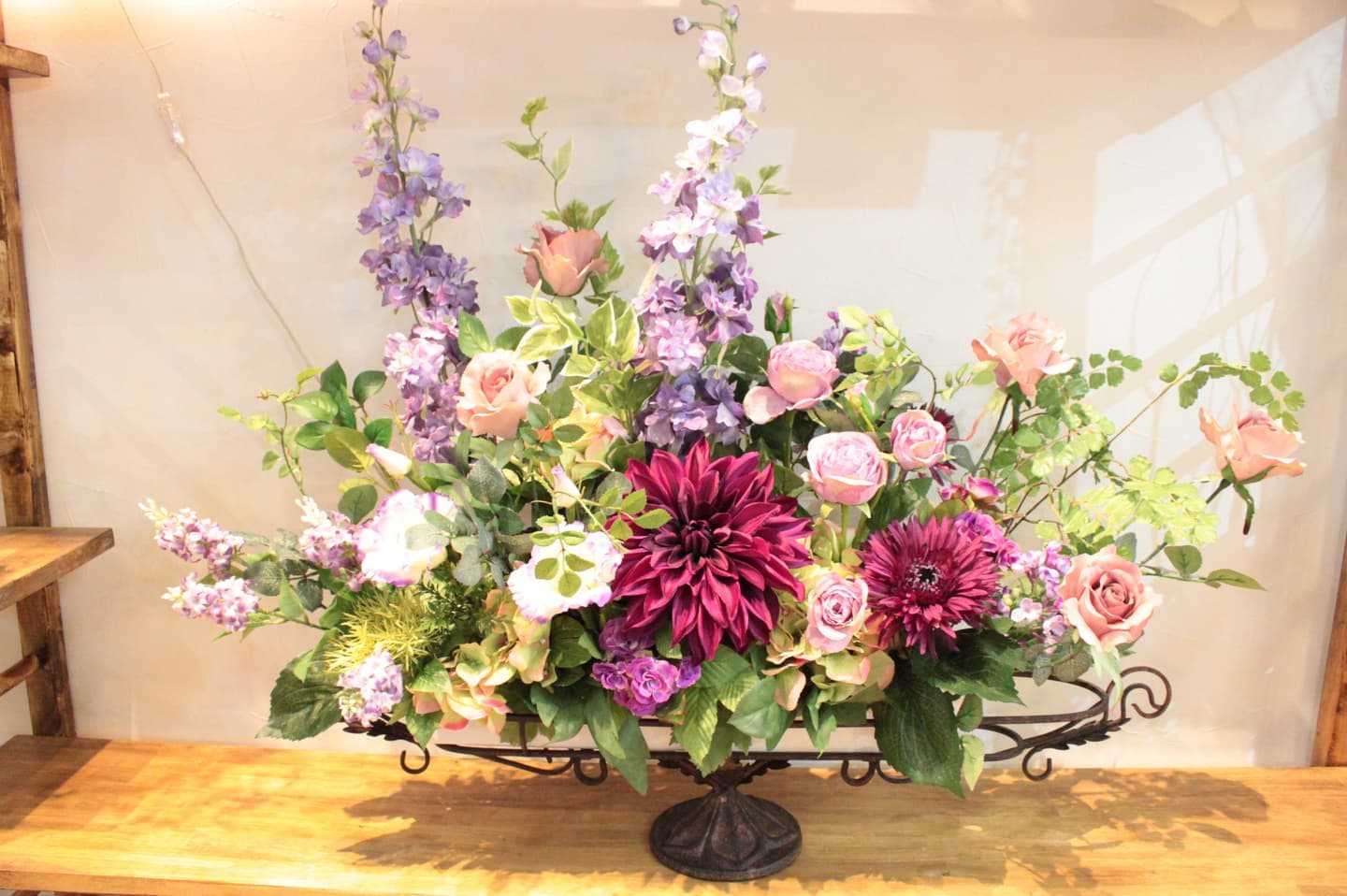 アイアンアレンジ　高級造花専門店アンクラフトは１級フラワー装飾技能士がアーティフィシャルフラワー（造花）を使用し、ご希望のアレンジメント、髪飾り、ブーケをオーダーメイドで制作致します。結婚記念日やお見舞いの花、花言葉に合わせたお花の贈り物や開店花、待合室用、応接用花、個性的な髪飾りや派手な花、大人可愛い、おしゃれなバラなどどんなオーダーでもお気軽にお問い合わせください。大阪、兵庫県、関西からアクセスが簡単。