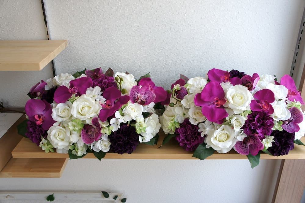 テーブル花　高級造花専門店アンクラフトは１級フラワー装飾技能士がアーティフィシャルフラワー（造花）を使用し、ご希望のアレンジメント、髪飾り、ブーケをオーダーメイドで制作致します。結婚記念日やお見舞いの花、花言葉に合わせたお花の贈り物や開店花、待合室用、応接用花、個性的な髪飾りや派手な花、大人可愛い、おしゃれなバラなどどんなオーダーでもお気軽にお問い合わせください。大阪、兵庫県、関西からアクセスが簡単。