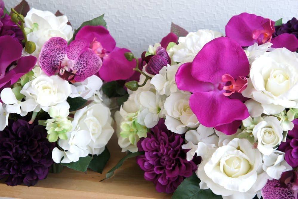 テーブル花　高級造花専門店アンクラフトは１級フラワー装飾技能士がアーティフィシャルフラワー（造花）を使用し、ご希望のアレンジメント、髪飾り、ブーケをオーダーメイドで制作致します。結婚記念日やお見舞いの花、花言葉に合わせたお花の贈り物や開店花、待合室用、応接用花、個性的な髪飾りや派手な花、大人可愛い、おしゃれなバラなどどんなオーダーでもお気軽にお問い合わせください。大阪、兵庫県、関西からアクセスが簡単。