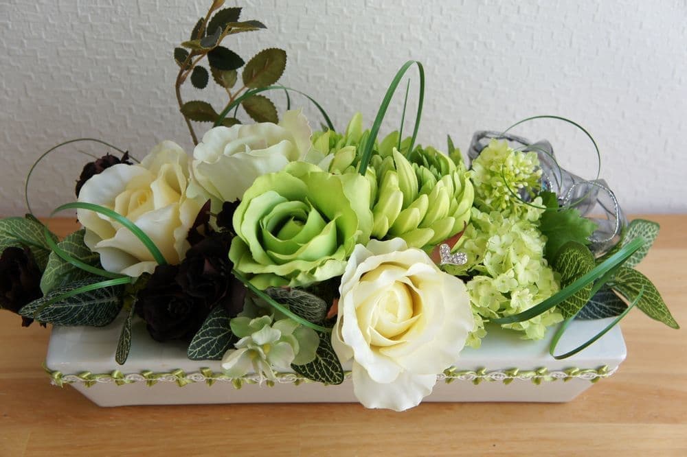 テーブル花　高級造花専門店アンクラフトは１級フラワー装飾技能士がアーティフィシャルフラワー（造花）を使用し、ご希望のアレンジメント、髪飾り、ブーケをオーダーメイドで制作致します。結婚記念日やお見舞いの花、花言葉に合わせたお花の贈り物や開店花、待合室用、応接用花、個性的な髪飾りや派手な花、大人可愛い、おしゃれなバラなどどんなオーダーでもお気軽にお問い合わせください。大阪、兵庫県、関西からアクセスが簡単。